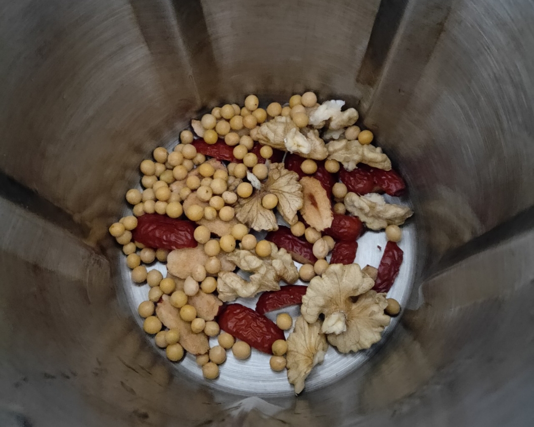 核桃红枣豆浆的做法 步骤2