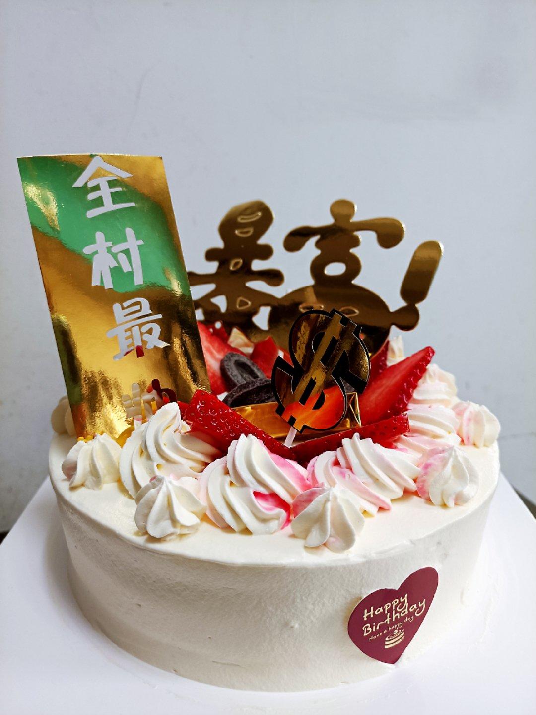 朴素的草莓奶油蛋糕～切开也是一样的朴素