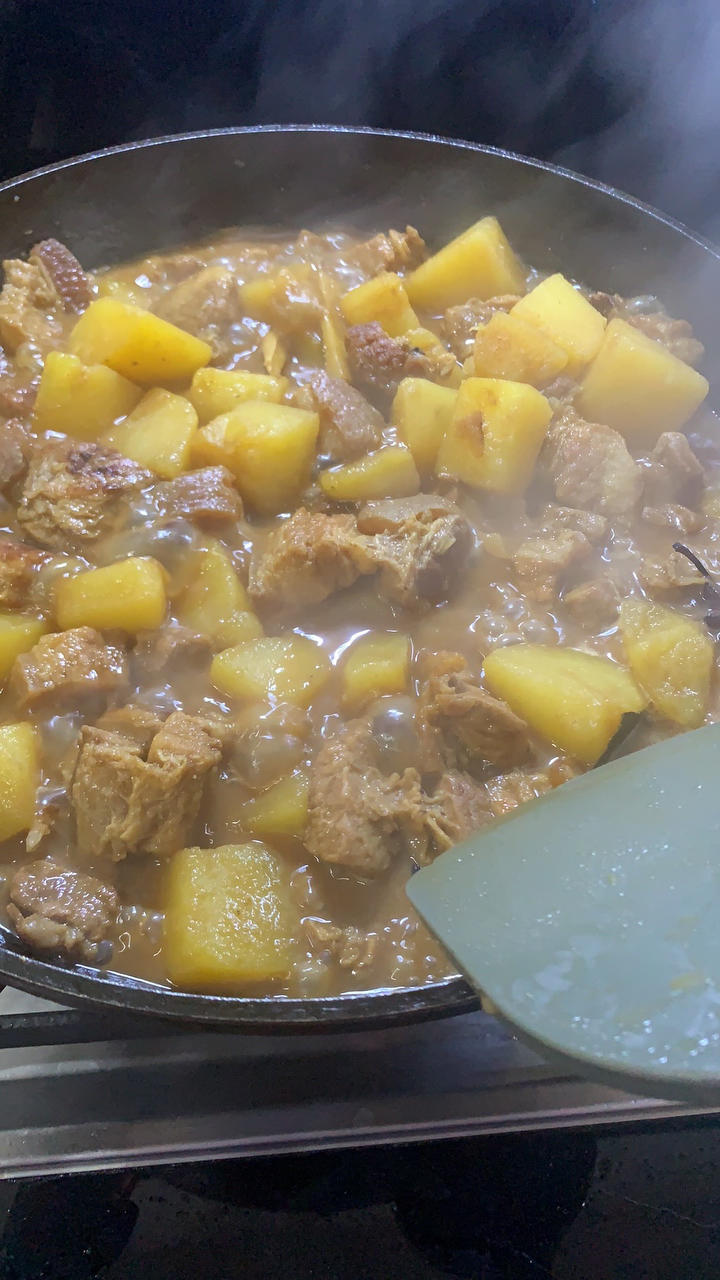 五花肉炖土豆，入口即化的下饭神器
