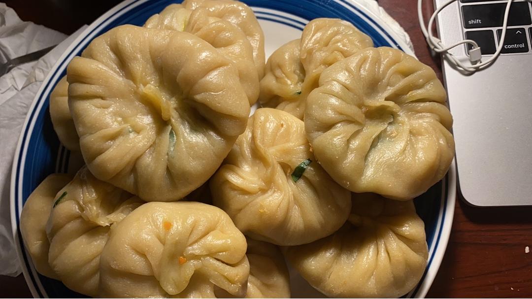 老妈烫面素包子。