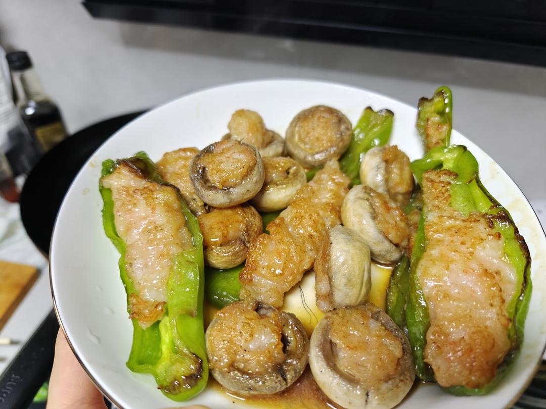 一口爆汁的虾滑酿口蘑