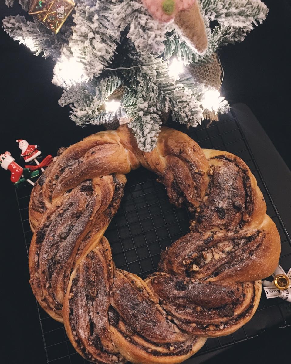 圣诞巧克力坚果麋鹿花环面包