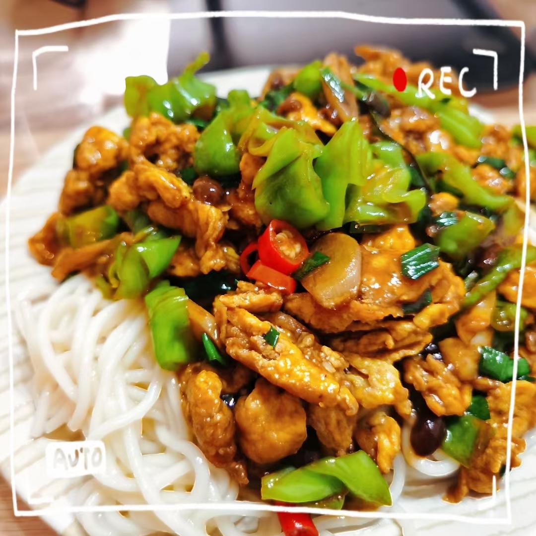 好吃不胖的青椒鸡蛋拌面