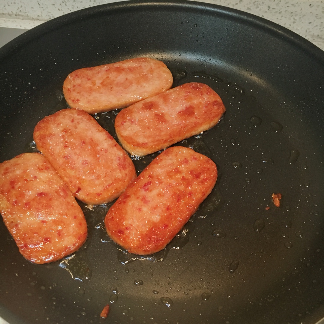 鲨鱼鱼辣椒酱做的香煎午餐肉