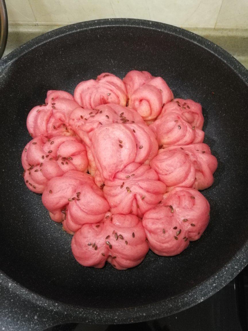 甜菜根做的大红色爱心花卷