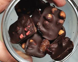 自制超简单坚果黑巧克力的做法 步骤6