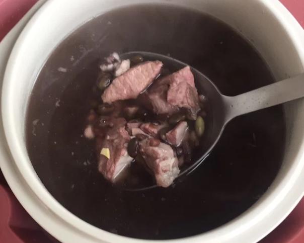 黑豆养发去湿龙骨汤的做法