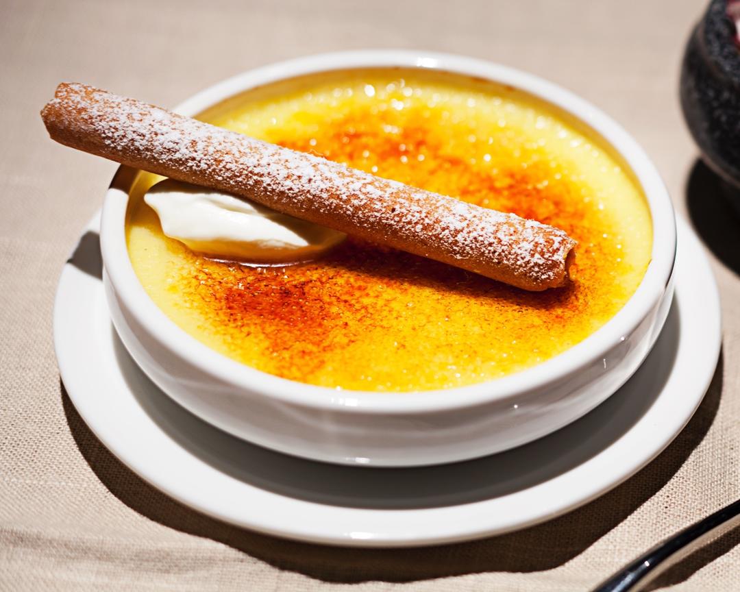 西餐店里的焦糖布丁