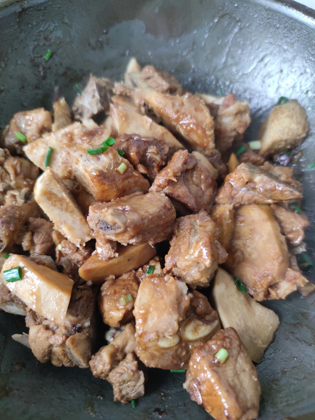 能让人连吃三碗米饭的芋头烧排骨