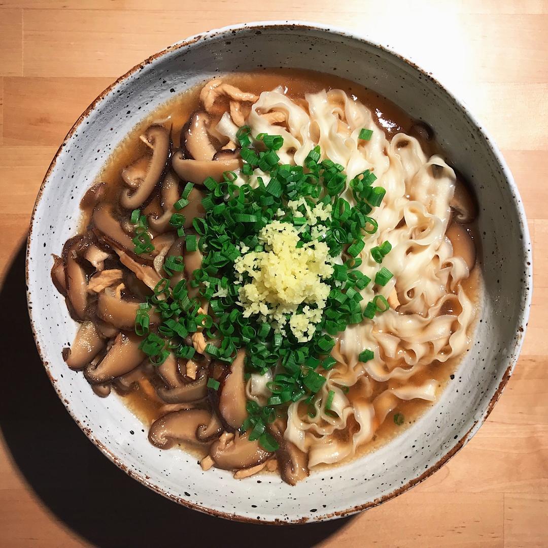 出汁做的香菇鸡丝面