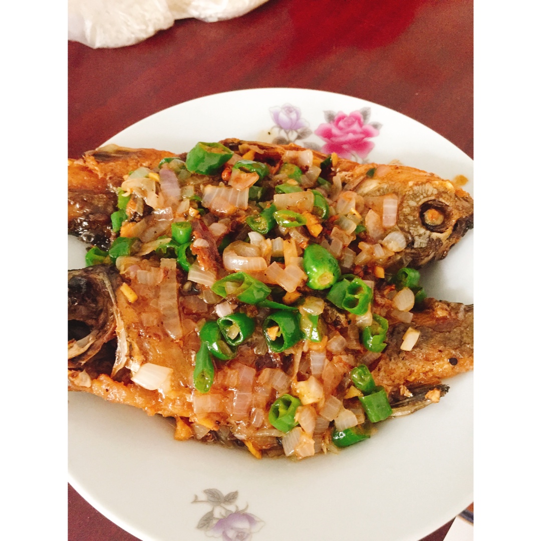 学做酒店招牌菜——秘制香酥鲫鱼