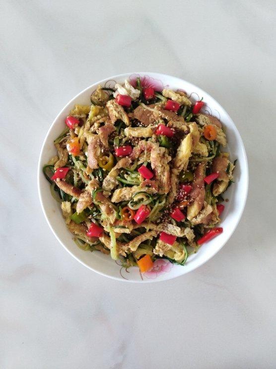 凉拌黄瓜丝蛋皮丝