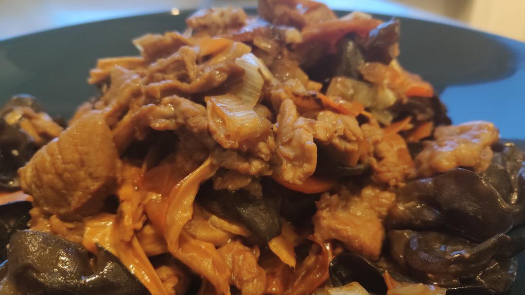 肉炒腐竹木耳胡萝卜