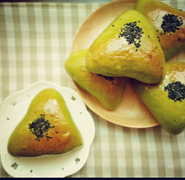 抹茶红豆三角面包