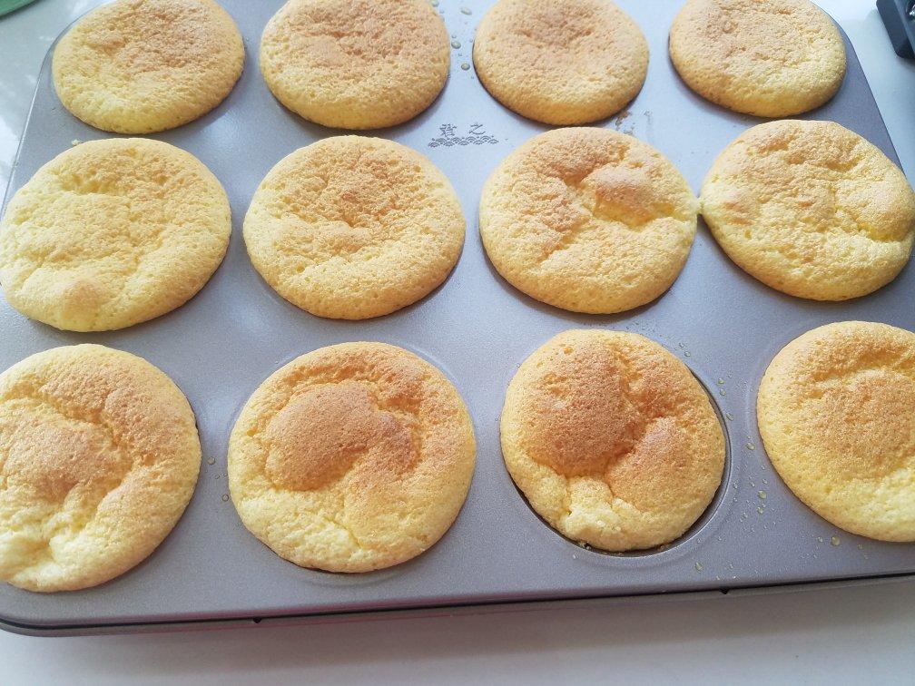 戚风杯子蛋糕^_^不开裂不回缩喔～