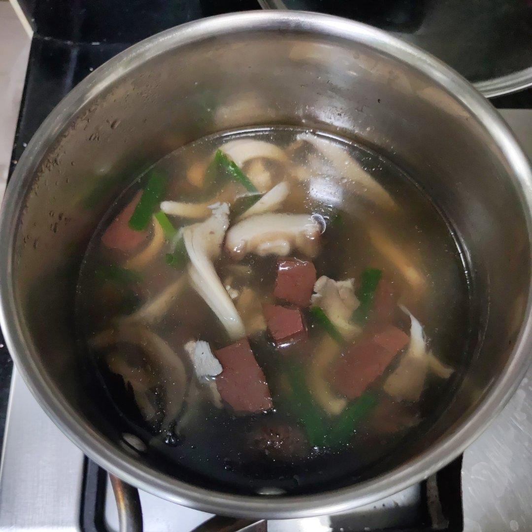 鲜菇猪红汤