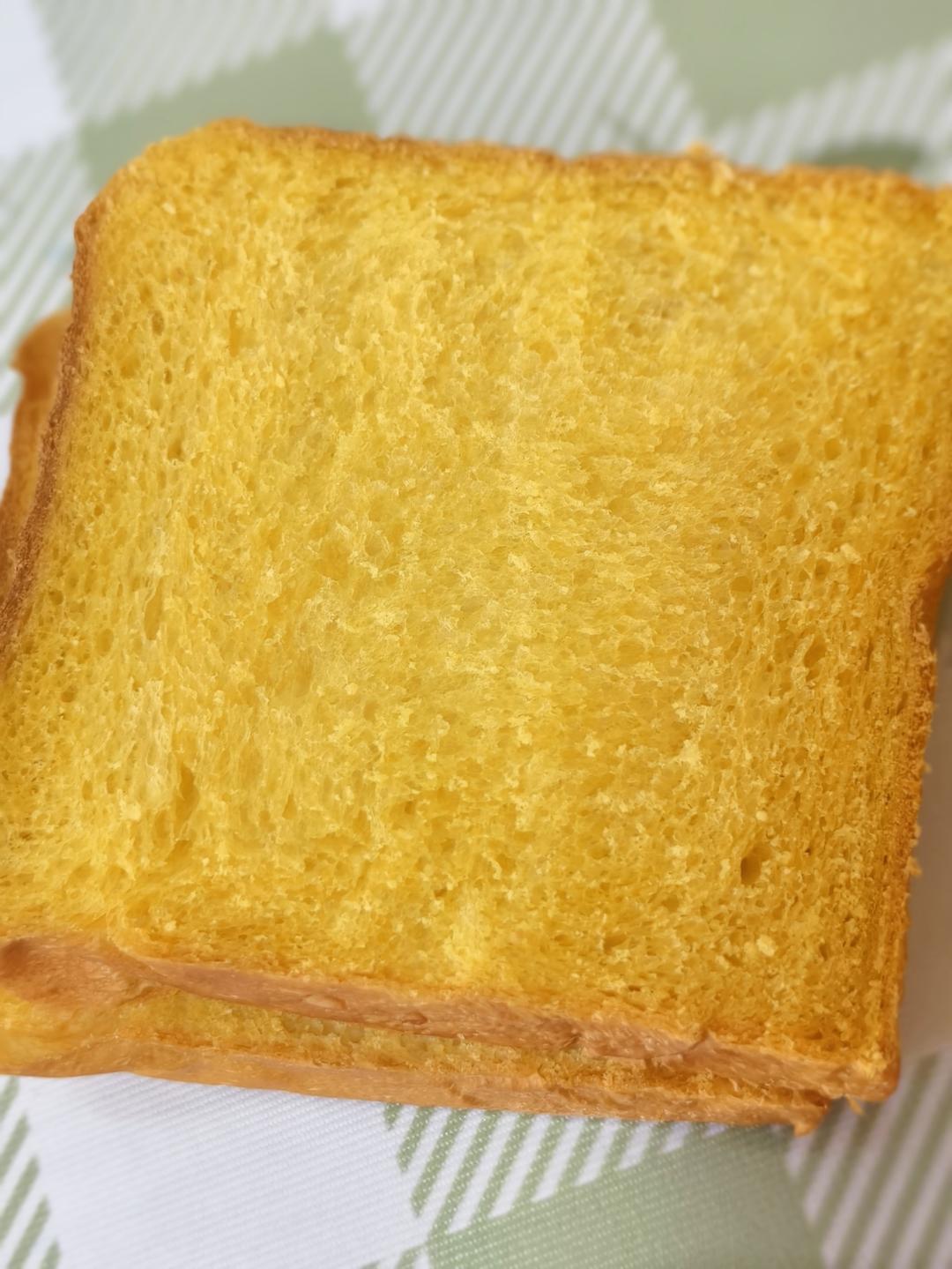 金灿灿的南瓜吐司，松软得没话说！
