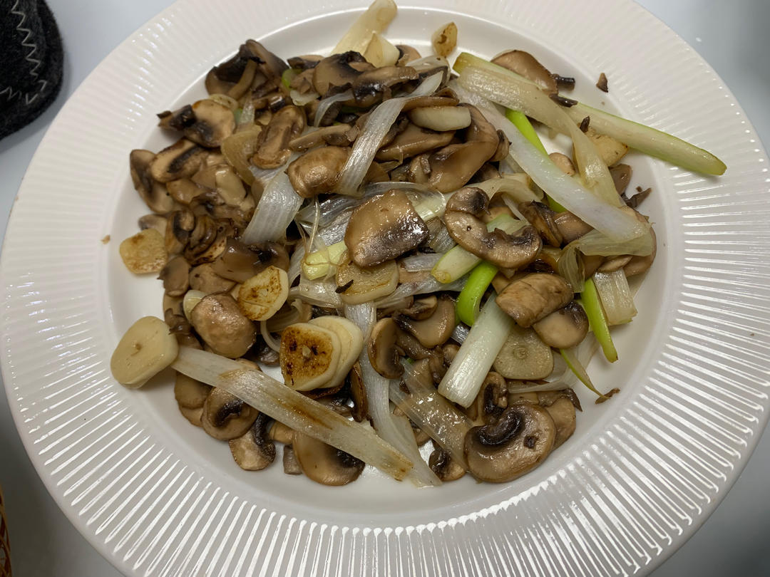 鲜香嫩滑！好吃不胖的蒜香炒口蘑！