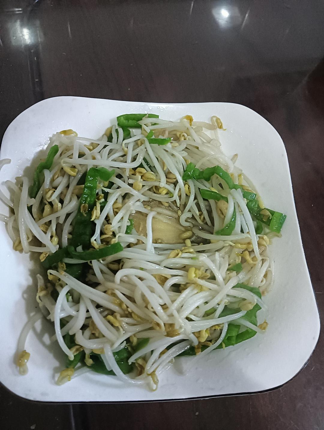 绿豆用开水烫一下，一天就发芽