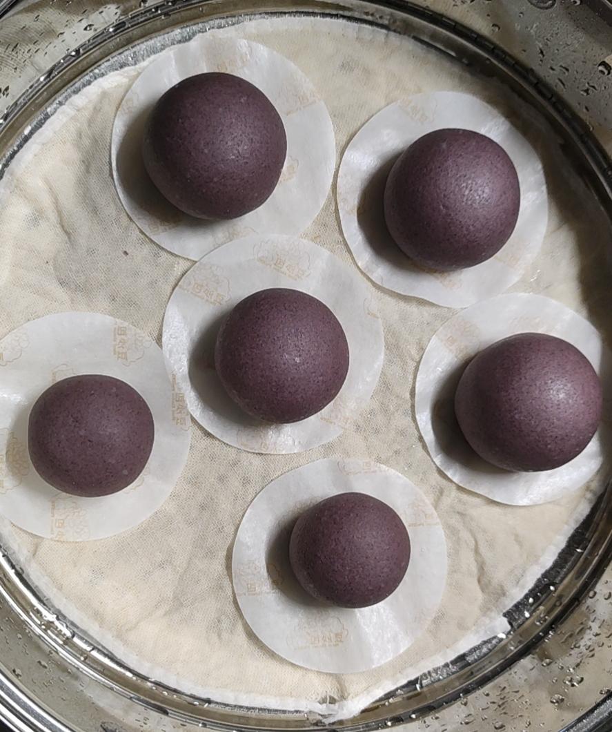 香喷喷的奶香黑米大馒头~~