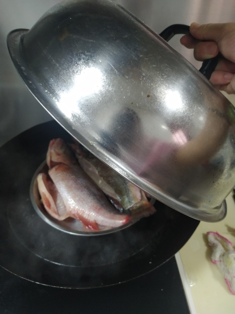 剁椒蒸鲈鱼的做法 步骤2