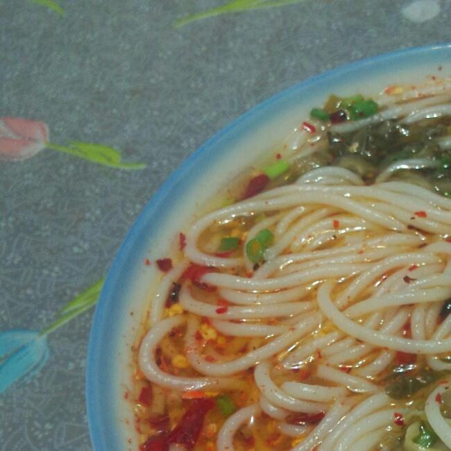 高汤酸菜米线的做法 步骤3