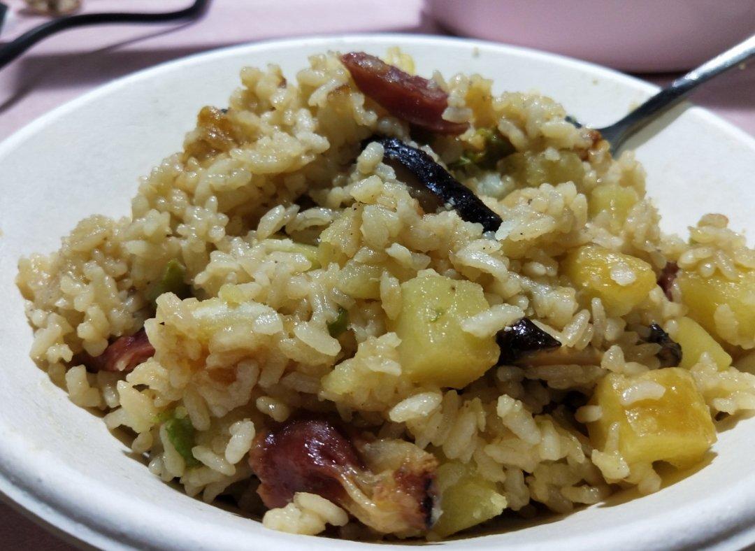香菇腊肠土豆焖饭