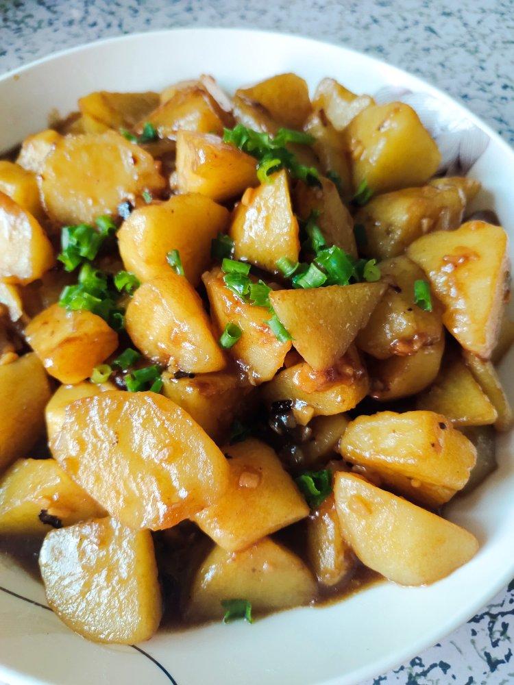 🔥巨下饭，软糯入味！比肉还好吃的红烧土豆