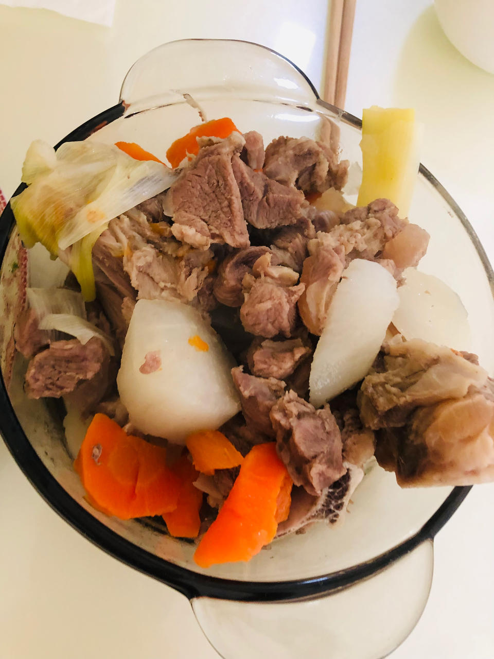 清炖羊排，老爸的拿手菜，汤鲜味浓，羊肉软烂，连萝卜都非常好吃