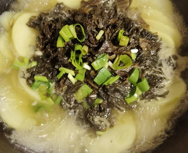 腌皮菜土豆汤的做法