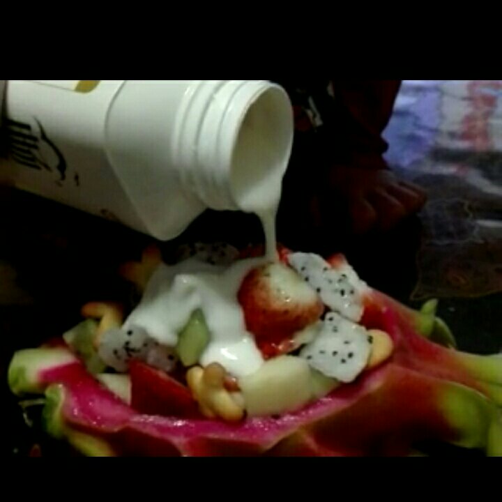 缤纷水果酸奶沙拉