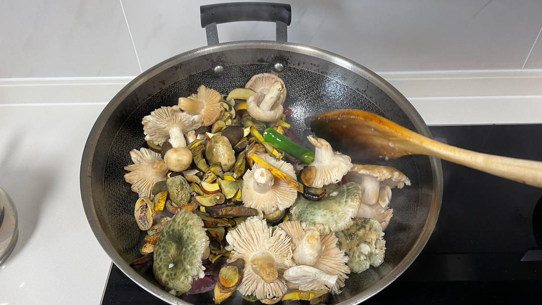 炒野生菌（牛肝菌）