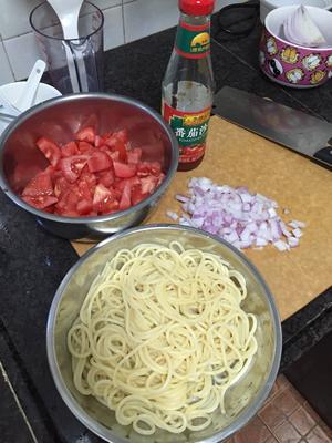 番茄洋葱炒意粉的做法 步骤3