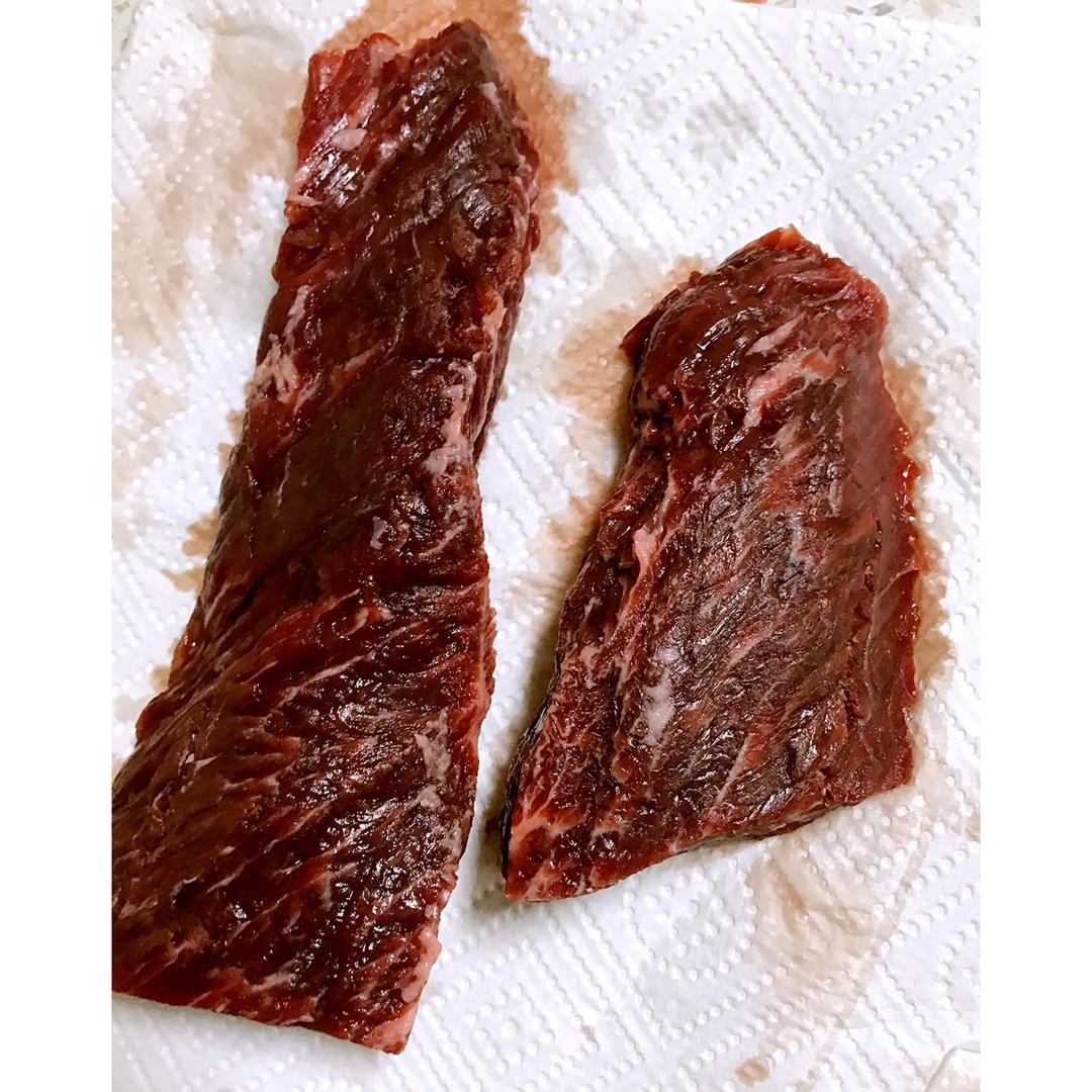 厚裙牛排配阿根廷青酱（Hanger Steak with Chimichurri Sauce）