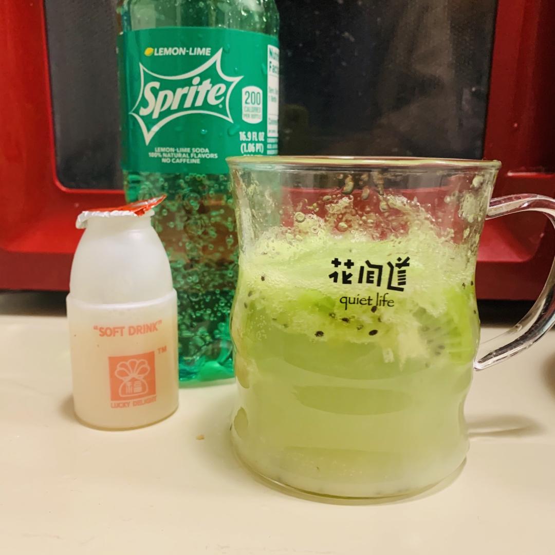 网红饮品～草莓雪碧养乐多