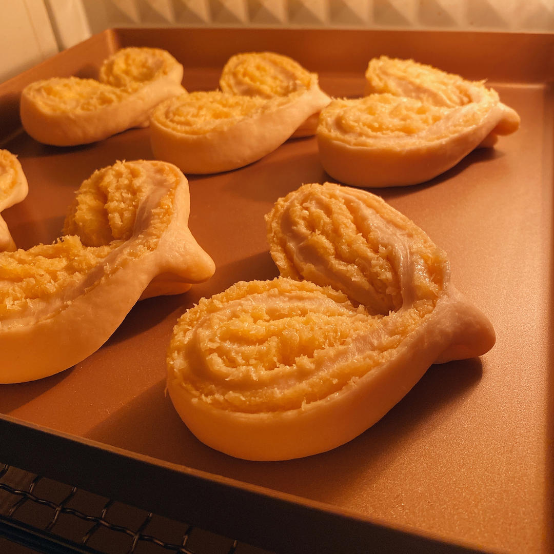 爱意满满的心形椰蓉面包❤️一口吃出幸福感