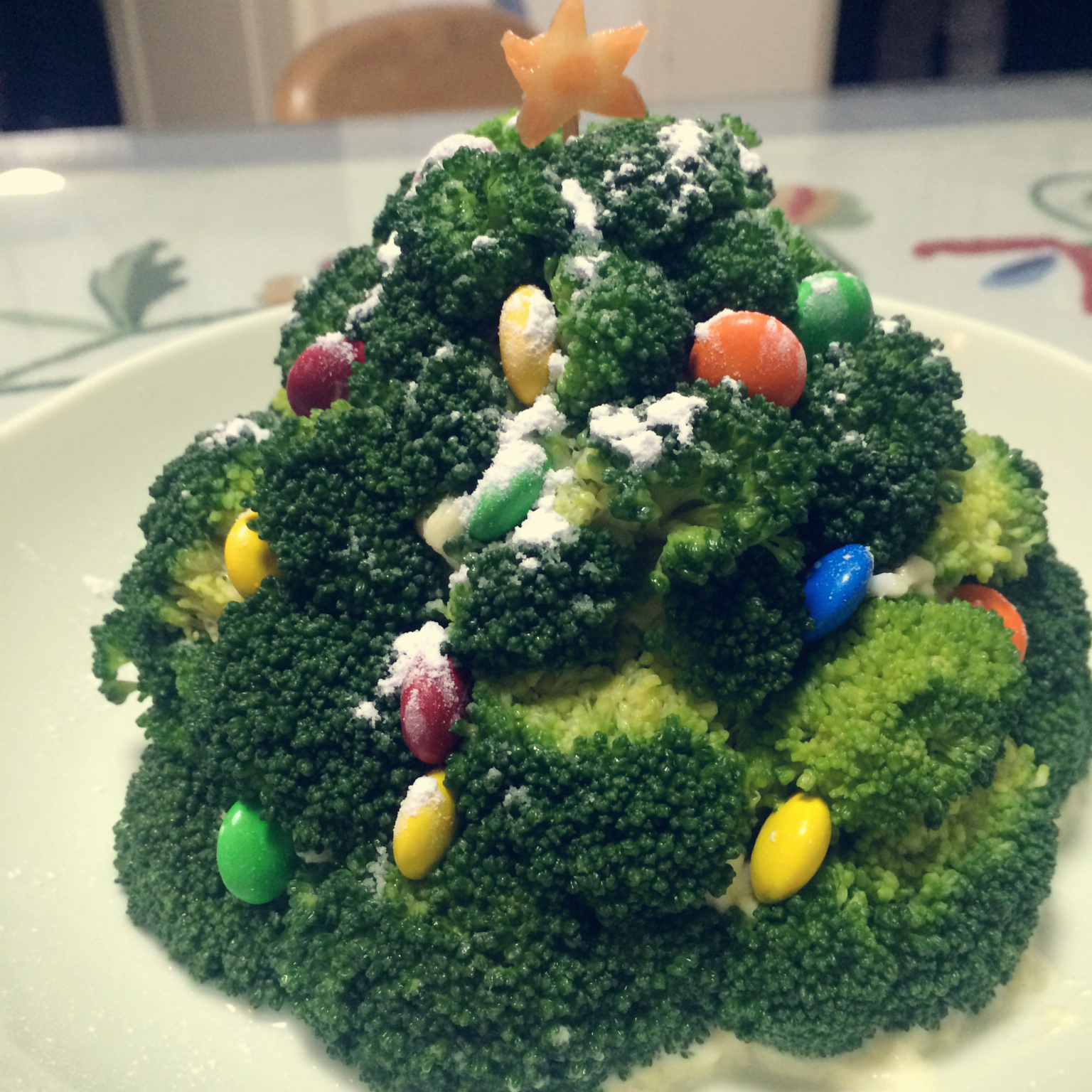 乙木人做的圣诞树沙拉的详细制作方法(西兰花土豆泥圣诞花环)