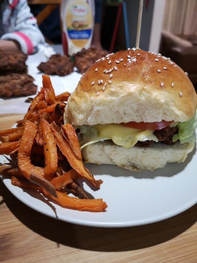 健康的自制炸鸡汉堡和番薯薯条