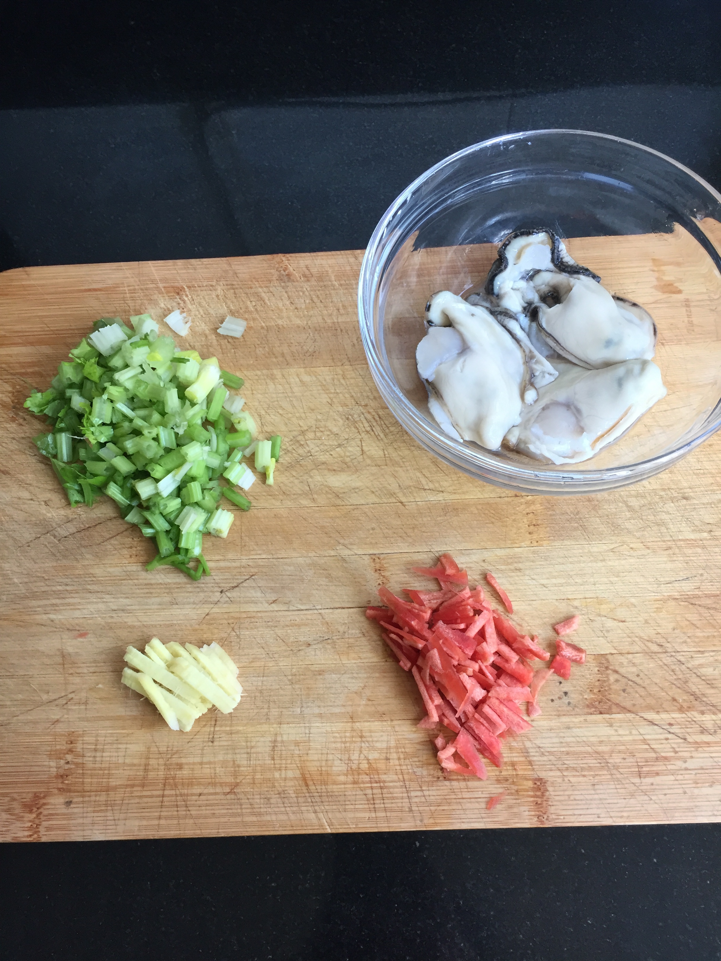 用简单的方法就能熬出一锅营养美味的生蚝排骨粥的做法 步骤3