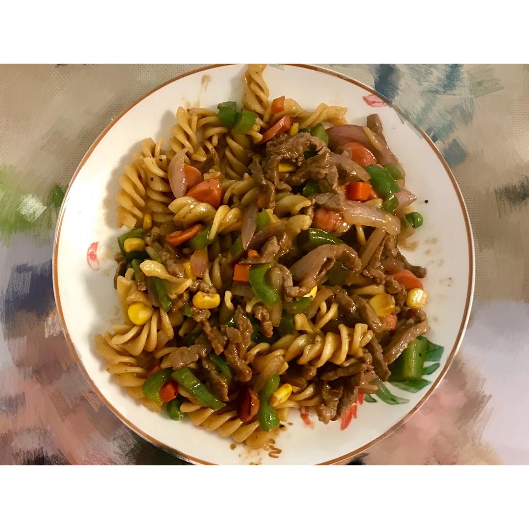 黑椒牛柳炒意面
