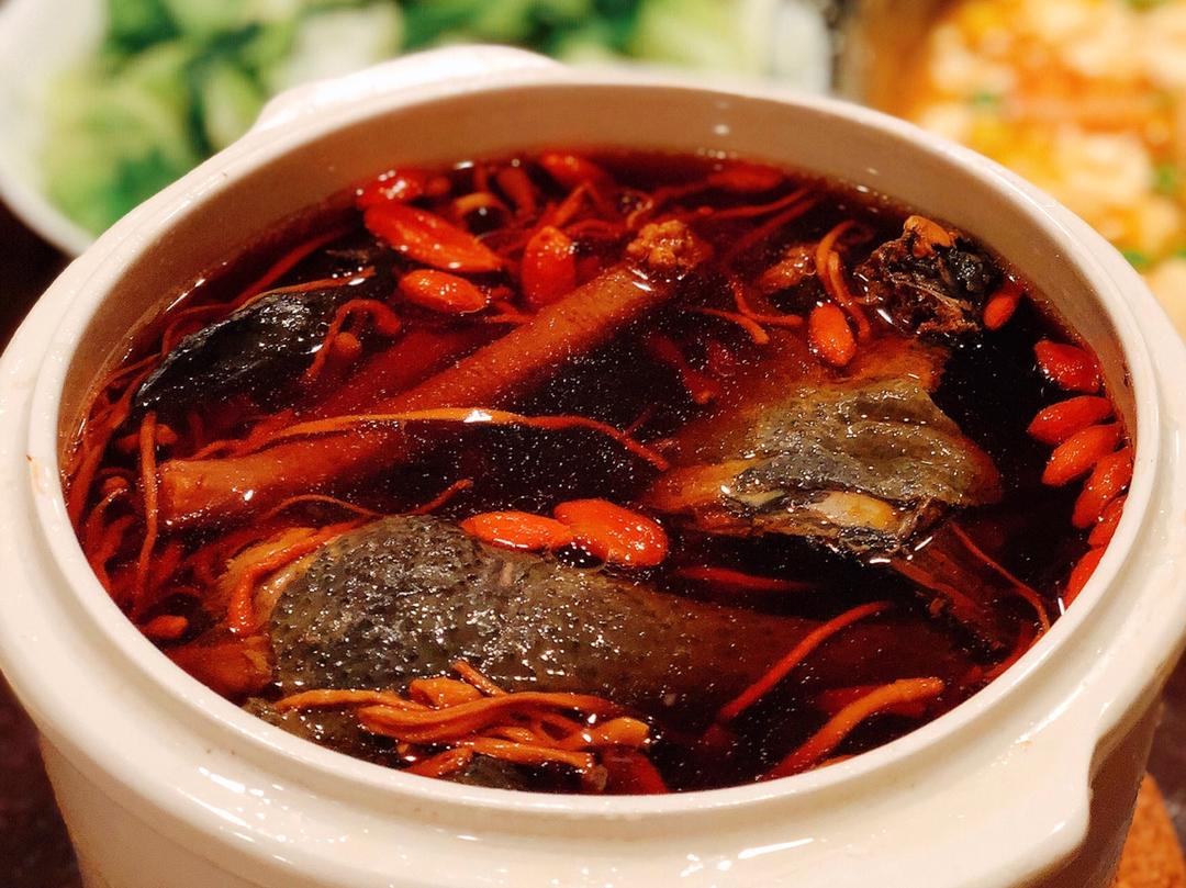 闹闹爱美食做的虫草花乌鸡汤