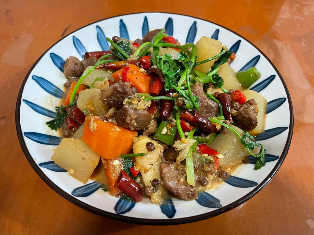 清炖羊排，老爸的拿手菜，汤鲜味浓，羊肉软烂，连萝卜都非常好吃