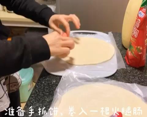 手抓饼火腿肠麻花辫