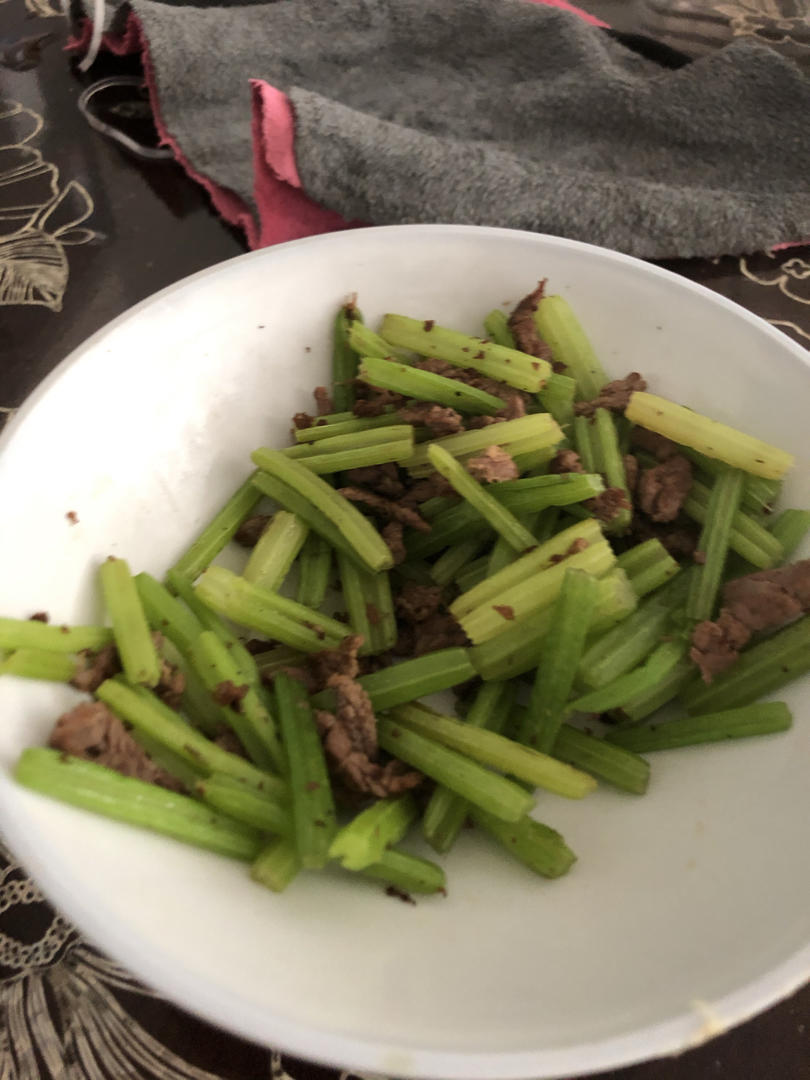 芹菜炒牛肉