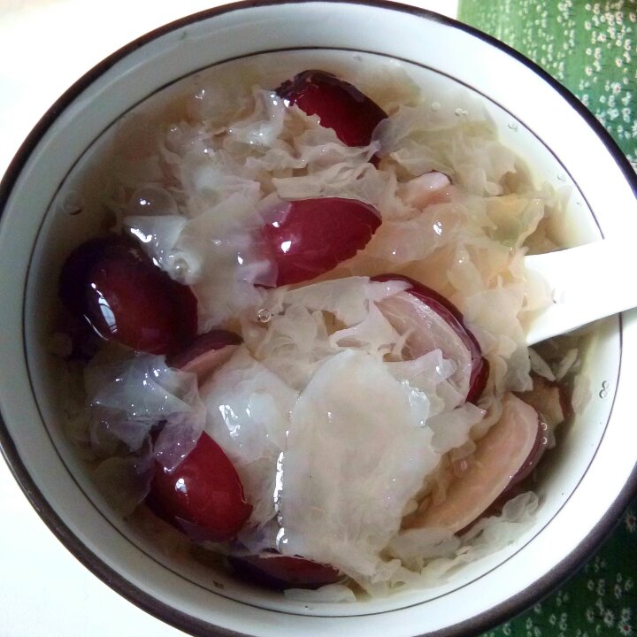 冰糖银耳红枣汤