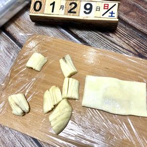 饺子皮做法一：香蕉派的做法 步骤2