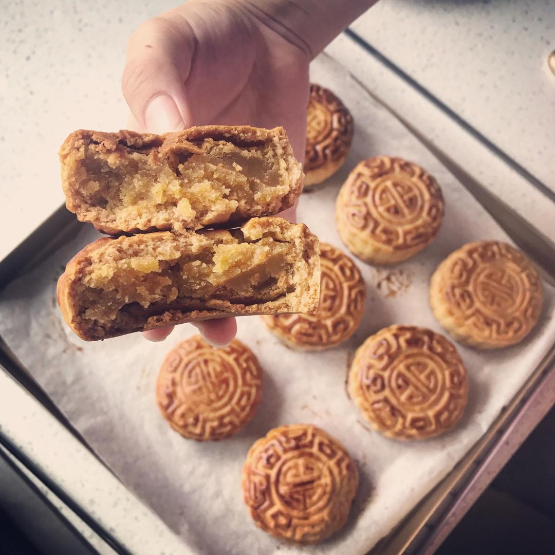 广式月饼－－蛋黄豆沙月饼
