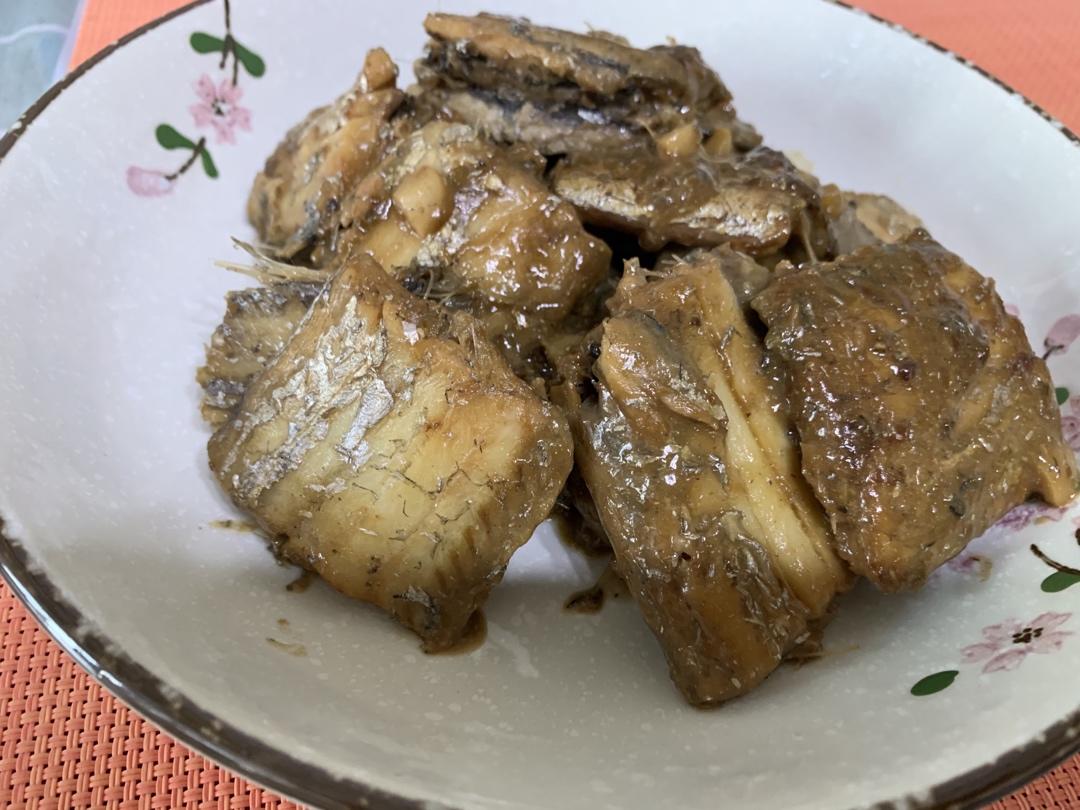 〈炖刀鱼〉，泡点小葱就太好吃了。欣小厨 😉