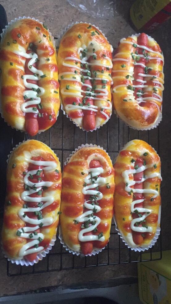 香肠面包-超多人的最爱，做面包的第一选择哦（超详细的揉面,面包整形过程）