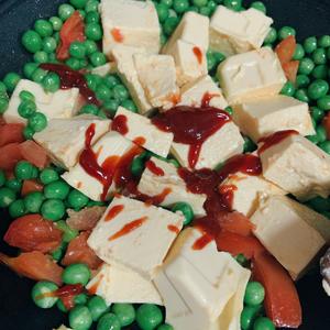 平底锅番茄青豆烧豆腐的做法 步骤4